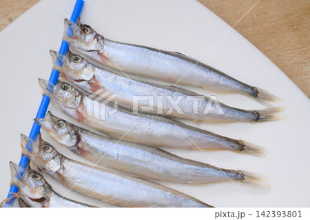 注意)未加熱・未調理です。ししゃも、シシャモ、柳葉魚、魚。 注意)未加熱・未調理です。ししゃも、シシャモ、柳葉魚、魚。 142393801