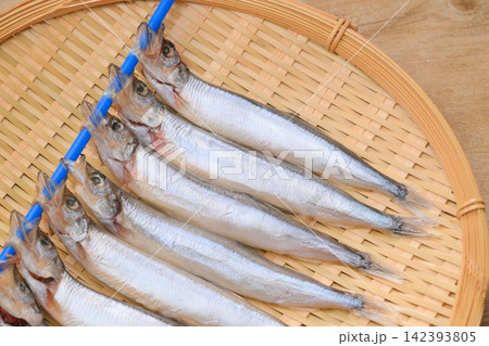 注意)未加熱・未調理です。ししゃも、シシャモ、柳葉魚、魚。 注意)未加熱・未調理です。ししゃも、シシャモ、柳葉魚、魚。 142393805