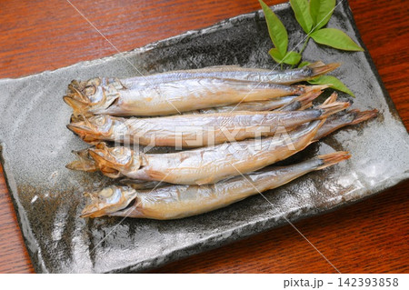 グリルで焼いたシシャモ、ししゃも、柳葉魚、魚料理、焼き魚、焼魚、焼肴。 142393858