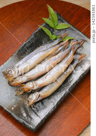 グリルで焼いたシシャモ、ししゃも、柳葉魚、魚料理、焼き魚、焼魚、焼肴。 グリルで焼いたシシャモ、ししゃも、柳葉魚、魚料理、焼き魚、焼魚、焼肴。 142393861