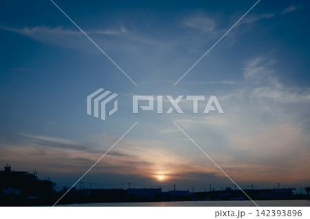 夕陽に染まる港と広い空の夕景 夕陽に染まる港と広い空の夕景 142393896