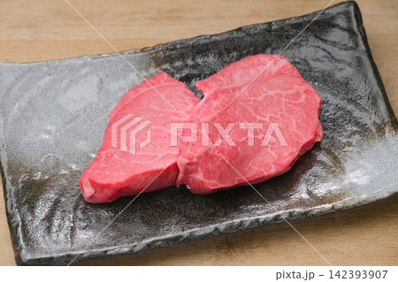 注意)未加熱の生肉状態です。焼き肉用の牛肉もも肉のシンシン。 注意)未加熱の生肉状態です。焼き肉用の牛肉もも肉のシンシン。 142393907