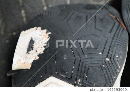 ボロボロのランニングシューズの靴底 ボロボロのランニングシューズの靴底 142393960