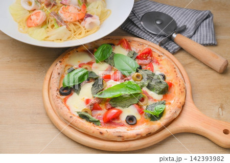 イタリア料理のピザ、アンチョビとオリーブのピザ、ピッツア、pizza。 142393982