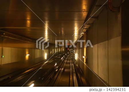 新交通システムの車内から捉えた、未来的な雰囲気漂う夜間のトンネル風景 新交通システムの車内から捉えた、未来的な雰囲気漂う夜間のトンネル風景 142394231