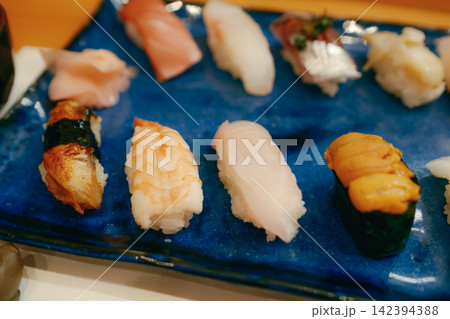 新鮮な握り寿司を並べた和食のクローズアップ 新鮮な握り寿司を並べた和食のクローズアップ 142394388