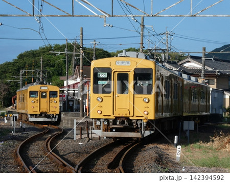 小野田線の雀田駅に停車中の123系と入線する105系 小野田線の雀田駅に停車中の123系と入線する105系 142394592