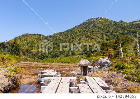 屋久島世界自然遺産 祠と花之江河(春 屋久島世界自然遺産 祠と花之江河(春 142394655