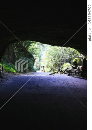 洞窟から見える景色 洞窟から見える景色 142394700