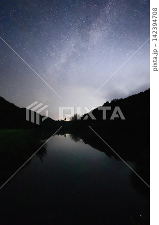 湖面に映る星空 142394708