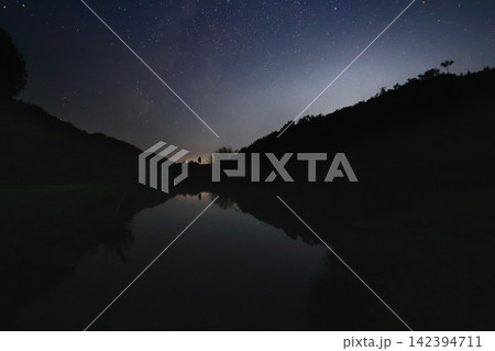 湖面に映る星空 湖面に映る星空 142394711