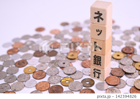 ネット銀行のテキストと日本円の硬貨 142394826