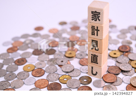 家計見直しのテキストと日本円の硬貨 家計見直しのテキストと日本円の硬貨 142394827