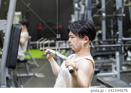 トレーニング 男性 ラットプルダウン トレーニング 男性 ラットプルダウン 142394876