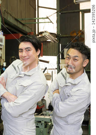 工場の作業員と営業マンのチームワーク　商談の成立や業務提携、協力、融資など経営支援の商工会など 142395206