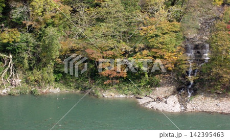 渓谷の紅葉と渓流の景観 渓谷の紅葉と渓流の景観 142395463
