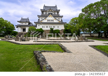 大阪府岸和田市 岸和田城本丸と岸和田城庭園の八陣の庭 大阪府岸和田市 岸和田城本丸と岸和田城庭園の八陣の庭 142395617