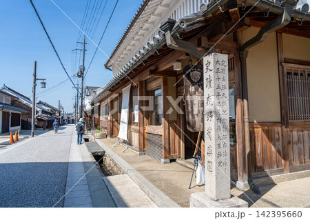 奈良県宇陀市 宇陀松山の町並みの中にある森野旧薬園の入口 奈良県宇陀市 宇陀松山の町並みの中にある森野旧薬園の入口 142395660