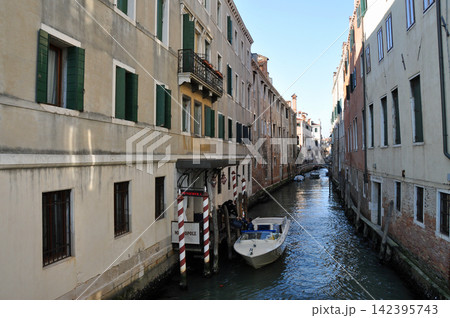 イタリア ヴェネツィアの美しい運河と伝統的な歴史ある街並み風景 イタリア ヴェネツィアの美しい運河と伝統的な歴史ある街並み風景 142395743