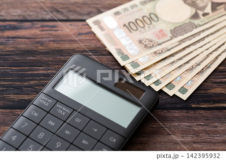 七万円と電卓 142395932