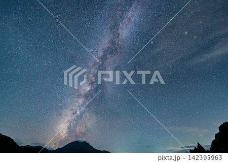 天の川 星空 銀河 夜空 星景写真 夏 山 シルエット 宇宙 142395963