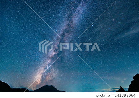 天の川 星空 星景写真 夜空 銀河 宇宙 山 シルエット 夏 天の川 星空 星景写真 夜空 銀河 宇宙 山 シルエット 夏 142395964