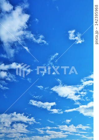 秋の青空と雲 秋の青空と雲 142395968