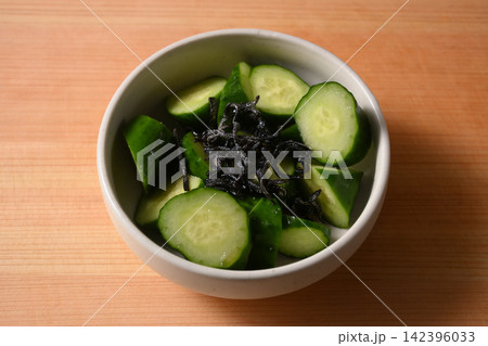 きゅうりと塩昆布のごま油和え きゅうりと塩昆布のごま油和え 142396033