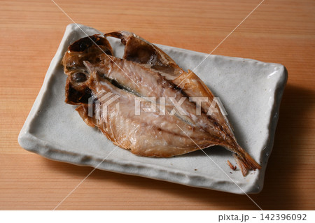 鯵の開き	　アジの干物 142396092
