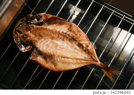 アジの開き 魚焼きグリル アジの開き 魚焼きグリル 142396093