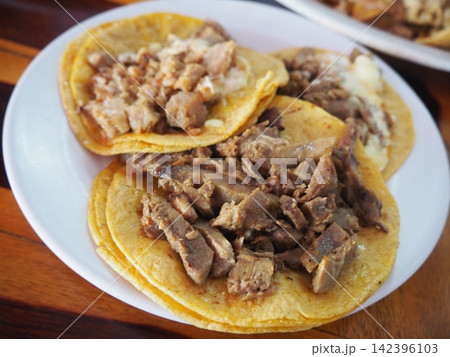 本場メキシコ料理:カンクンで楽しむお肉とチーズがたっぷり載ったタコス 本場メキシコ料理:カンクンで楽しむお肉とチーズがたっぷり載ったタコス 142396103