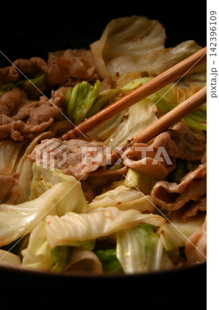 豚肉とキャベツの味噌炒め 豚肉とキャベツのピリ辛味噌炒め 豚肉とキャベツの味噌炒め 豚肉とキャベツのピリ辛味噌炒め 142396109