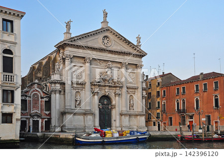 イタリア・ヴェネツィアのカナル・グランデ(大運河)沿いに建つサン・スタエ教会 イタリア・ヴェネツィアのカナル・グランデ(大運河)沿いに建つサン・スタエ教会 142396120