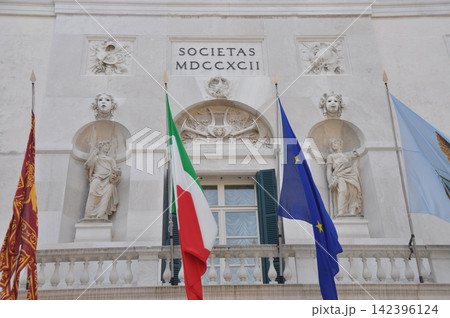 イタリア・ヴェネツィアにある歴史的なフェニーチェ歌劇場の正面入口 イタリア・ヴェネツィアにある歴史的なフェニーチェ歌劇場の正面入口 142396124