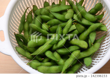 茹でたての枝豆 茹でたての枝豆 142396153
