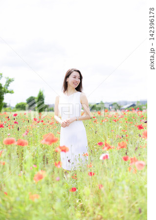 新緑の中の女性 花畑 新緑の中の女性 花畑 142396178