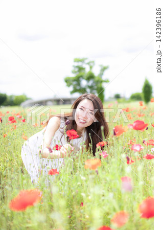 新緑の中の女性　花畑 142396186
