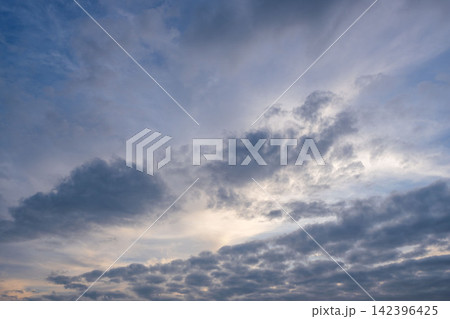 夏の夕暮れ 日没間近の雲が多い空02 夏の夕暮れ 日没間近の雲が多い空02 142396425