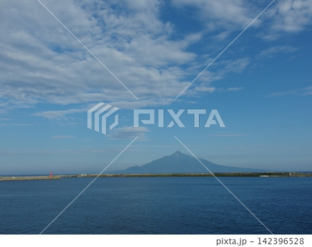 礼文島香深港から見た利尻島 礼文島香深港から見た利尻島 142396528