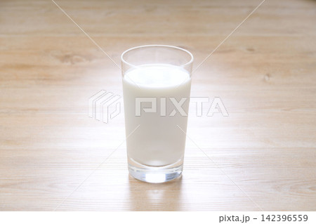 牛乳、ミルク、ぎゅうにゅう。朝の飲み物。 142396559