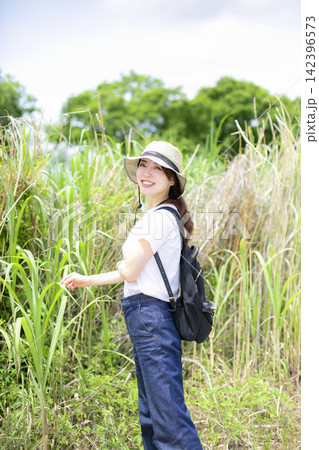 草原や河原を散歩する女性 142396573