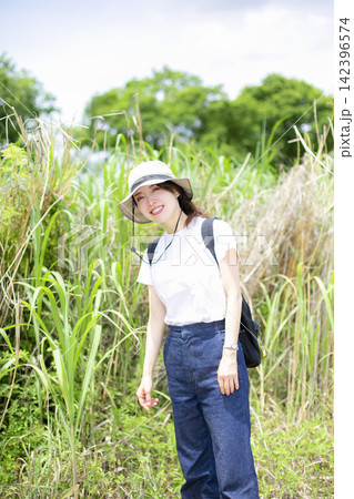 草原や河原を散歩する女性 142396574