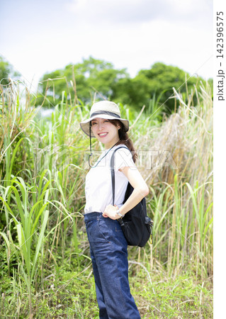 草原や河原を散歩する女性 142396575