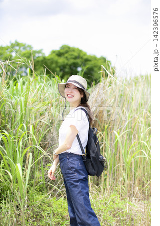 草原や河原を散歩する女性 142396576