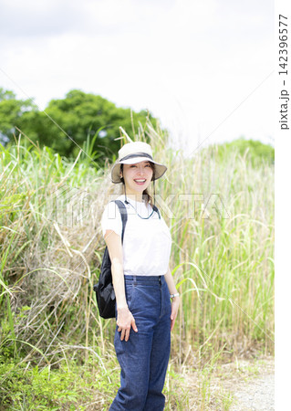 草原や河原を散歩する女性 草原や河原を散歩する女性 142396577