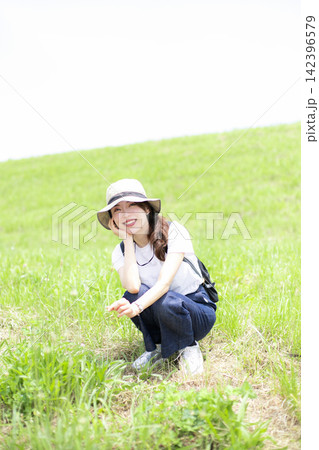 草原や河原を散歩する女性 142396579
