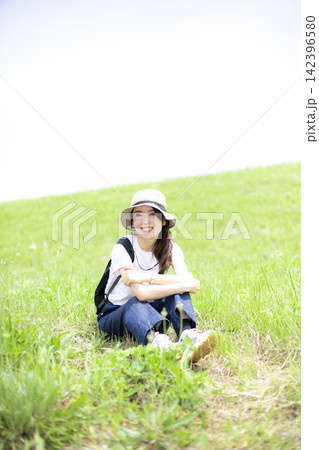 草原や河原を散歩する女性 142396580