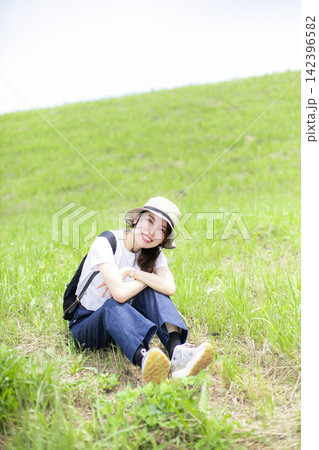 草原や河原を散歩する女性 142396582