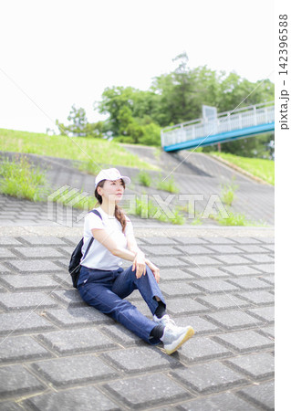 草原や河原を散歩する女性 草原や河原を散歩する女性 142396588