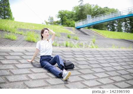 草原や河原を散歩する女性 142396590